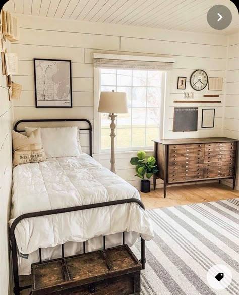 Small Cottage Bedrooms Ideas, Rustic Farmhouse Guest Bedroom, Aesthetic Farmhouse Bedroom, Bedroom Inspirations For Small Rooms Boho, Rustic Cottage Home Decor, 100 Year Old Farmhouse Renovation, Farm Houseplans Interior Decor Bedroom, Farmhouse Vintage Bedroom, Old Farmhouse Bedroom Ideas