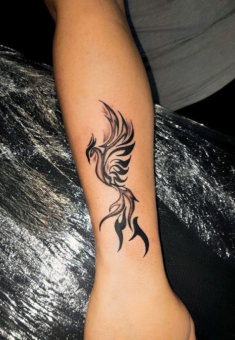 Geometric Tattoo Eagle, Tato Phoenix, Stammestattoo Designs, Phoenix Tattoo Feminine, Small Phoenix Tattoos, Rare Tattoos, Lady Bug Tattoo, Tattoo Dotwork, Phoenix Tattoo Design