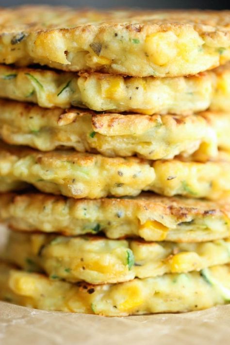 Zucchini Corn Pancakes - Super easy pancakes perfect as a side dish or appetizer. And best of all, they don't even taste "healthy"! Easy Pancakes, Corn Pancakes, Zucchini Corn, Corn Cakes, Pancakes Easy, School Lunches, Zucchini Recipes, Veggie Dishes, Quesadillas