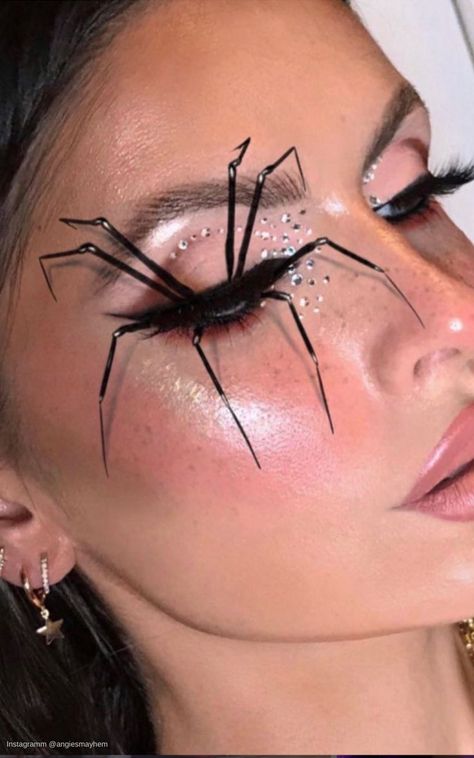 What to post on Instagram and your blog in October? How about some spooky Halloween makeup tutorials? If you have a knack for makeup and effects, photograph your Halloween makeup creations and share them on social media - or film the process and provide helpful makeup tutorials on Youtube. This spider eye makeup was created by angiesmayhem on IG. Halloween Spider Makeup, Halloween Makeup Tutorials, Spider Makeup, Spooky Makeup, Halloween Makeup Witch, Halloween Makeup Tutorial Easy, Halloweenský Makeup, Holloween Makeup, Cute Halloween Makeup