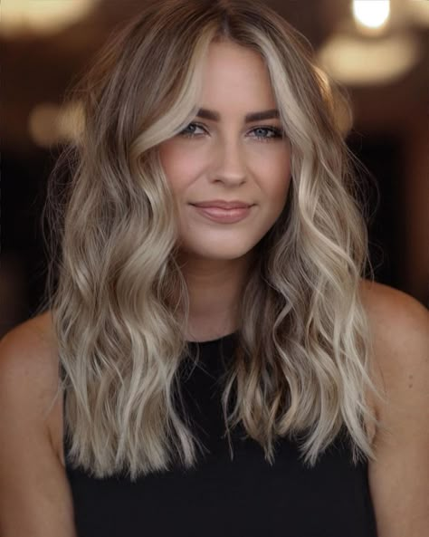 Dirty Blonde Hair with Pearly Money Piece Carmel Blonde Balayage, Root Smudge Blonde, Dirty Blonde Hair With Highlights, Natural Dark Blonde, Blonde Hair Ideas, Summer Blonde Hair, Dark Blonde Hair Color, Money Piece, Dyed Blonde Hair