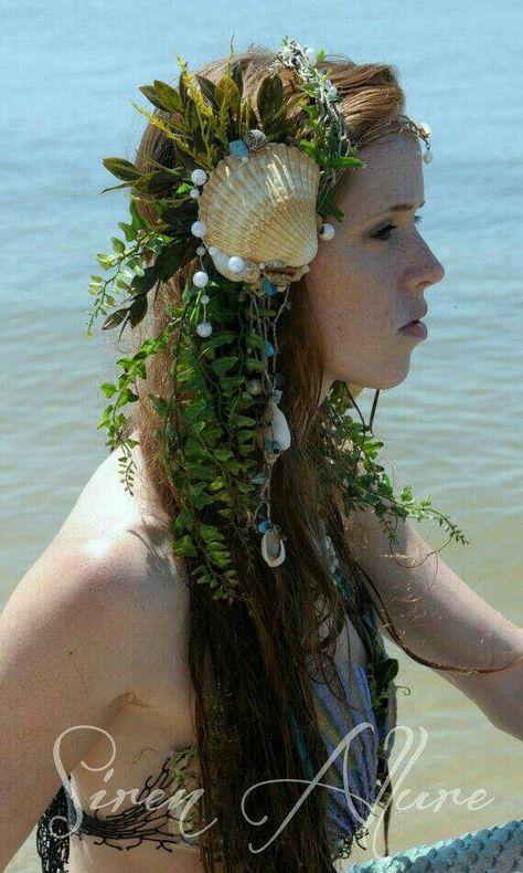 Beautiful mermaid hair. Pinned by wootandhammy.com ♥️ thoughtful jewelry. Siren Costume, Mermaid Hair Accessories, Mermaid Cosplay, Mermaid Parade, Mermaid Accessories, Hallowen Ideas, Mermaid Crafts, Mermaid Halloween, Fest Outfits