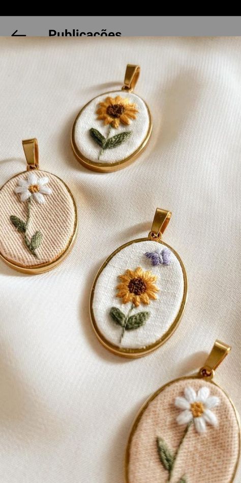 Small Embroidery Gift Ideas, Mini Hand Embroidery, Small Embroidery Gifts, Embroidery Keychain Ideas, Embroidery Portrait Simple, Small Embroidery Projects, Mini Embroidery Designs, Mini Flower Embroidery, Embroidery Gift Ideas