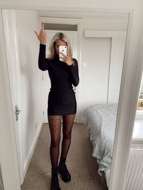 Tights With Patterns Outfits, Pattern Tights Outfit Winter, Winter Bar Outfit Casual, Black Tube Skirt Outfit, Skirt And Tights Outfit Winter, Black Skirt And Tights Outfit, Bar Outfits Winter, Pattern Tights Outfit, Patterned Tights Outfit