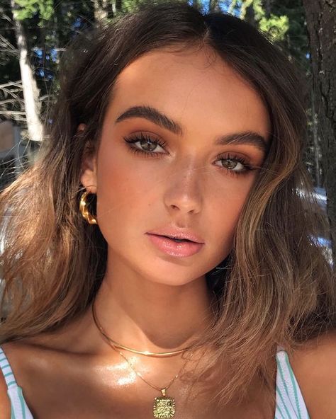 Natural makeup look for summer and spring vibes with natural bronze glow and defined brows Summer Glow Makeup, Natural Summer Makeup, Wedding Hairstyles And Makeup, Prom Makeup Looks, Bronze Makeup, Formal Makeup, Summer Makeup Looks, Simple Makeup Looks, Braut Make-up