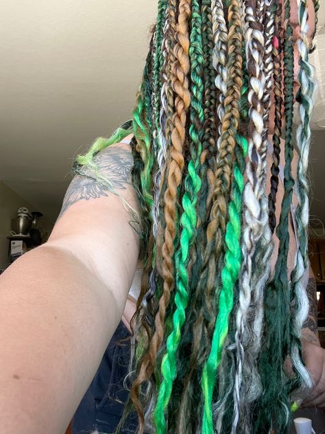 Brown And Green Knotless Braids, Green And Brown Box Braids, Chunky Highlights Box Braids, Green And Brown Braids, Black And Green Box Braids, Island Twist Hairstyle Color Combos, Blonde And Green Braids, Brown And Blue Braids, Green And Blonde Braids