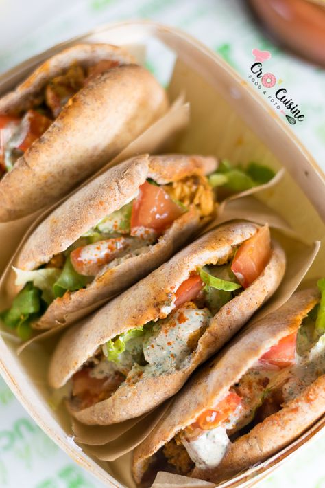 Pains pita complet au poulet mariné et sa sauce au yaourt parfumée - Cro'Cuisine Pita Kebab, Pita Sandwich, Sandwich Healthy, Healthy Sandwich, Pain Pita, Pita Sandwiches, Tarte Fine, Healthy Mood, Healthy Sandwiches