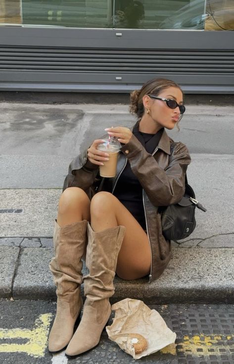 Taupe Boots Outfit, Brown Suede Boots Outfit, Nyc Outfit Ideas, Suede Boots Outfit, Western Boot Outfit, Tall Boots Outfit, Suede Jacket Outfit, Brown Boots Outfit, Western Boots Outfit