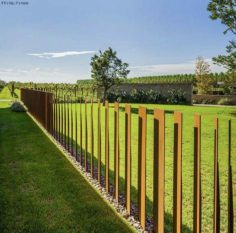 Corten Steel Fence, Fences Ideas, Metal Garden Fencing, Cheap Backyard, Steel Fence, Garden Screening, Pool Fence, Fence Landscaping, Modern Fence