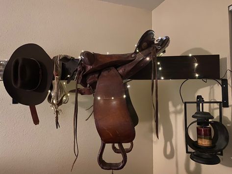 Saddle Display Ideas, Saddle Ideas Home Decor, English Saddle Decor, Saddle Wall Mount, Display Saddle In House, Saddle Home Decor, Saddle Wall Decor, Saddle Decor Ideas House, Western Office Decor Ideas Rustic