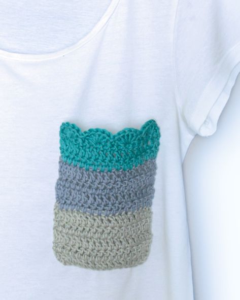 What to do with your leftover pima cotton: decorate your t-shirts - The Blog - US/UK Crochet Shirt Pattern, Crochet Heart Blanket, Remake Clothes, Scrap Yarn Crochet, Crochet Crop Top Pattern, Crochet T Shirts, Crochet Fabric, Crochet Square Patterns, Crochet Diy