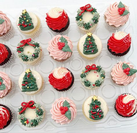 Christmas Cupcake Designs Simple, Vintage Christmas Cupcakes, Simple Christmas Cupcakes Decoration, Christmas Gender Reveal Cupcakes, Christmas Mini Cupcake Ideas, Christmas Flavor Cupcakes, Pink Christmas Cupcakes, Xmas Muffins, Xmas Cupcake Ideas