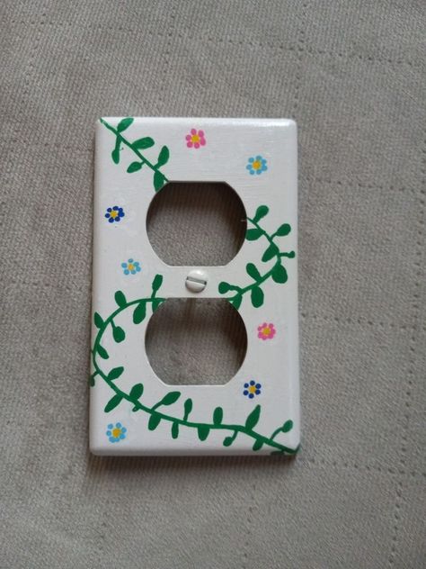 Things To Paint On Light Switch Covers, Cute Outlet Painting Ideas, Cool Light Switch Covers Diy, Cute Light Switch Art, Painting Ideas On Light Switch, Lightswitch Ideas Painting Aesthetic, Painting Outlet Covers Ideas, Lightswitch Ideas Painting Easy, Outlet Cover Painting Ideas Aesthetic