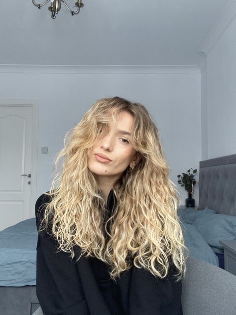 Wavy Curly Fringe, Long Curtain Bangs Wavy Curly Hair, Curtain Bangs Naturally Wavy Hair, Curly Wavy Hair With Curtain Bangs, Curtain Bangs Wavy Hair Long Natural, Curtain Bangs With Wavy Hair Naturally Curly, Long Fringe Wavy Hair, Natural Curly Curtain Bangs, Curtain Fringe Wavy Hair