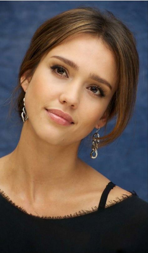 Jessica Alba Makeup, Honest Beauty Makeup, Makeup Tips For Brown Eyes, Makeup Nude, Honest Beauty, Girl Braids, Girls Braids, Jessica Biel, Stunning Eyes