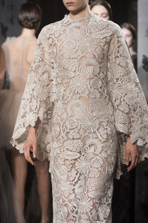 Valentino Spring 2014 Formal Bodycon Dress, Bodycon Dress Formal, Haute Couture Gowns, Valentino Haute Couture, Lace Dress Styles, Lace Outfit, Lace Jacket, فستان سهرة, Korean Girl Fashion