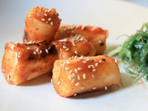 Korean Rice Cakes (Dok Boki) Korean Rice Cakes, Easy Korean Recipes, Serious Eats Recipes, Korean Rice Cake, Rice Cake Recipes, Korean Rice, Sweet And Spicy Sauce, Stir Fry Dishes, Korean Cooking