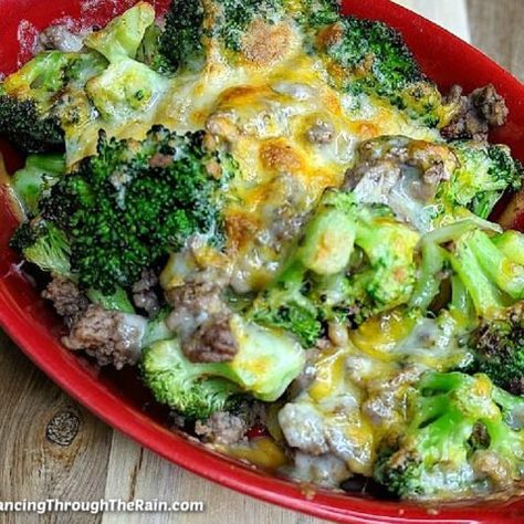 Easy Tater Tot Casserole - Layered And Tasty! - Dancing Through the Rain Dinner Recipes Hamburger, Recipes Hamburger, Easy Tater Tot Casserole, Ground Beef And Broccoli, Easy Dinner Casseroles, Broccoli Bake, Super Easy Dinner, Keto Beef Recipes, Beef And Broccoli