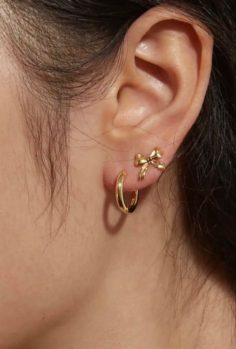 Double Gold Piercing, Earrings For Doubles, Good Ear Piercings, Earrings Inspiration Gold, Gold Earrings Combination, Ear Piercing Styling Gold, Earring Inspiration Gold, Ear Earrings Piercings, Gold Earring Stack Aesthetic