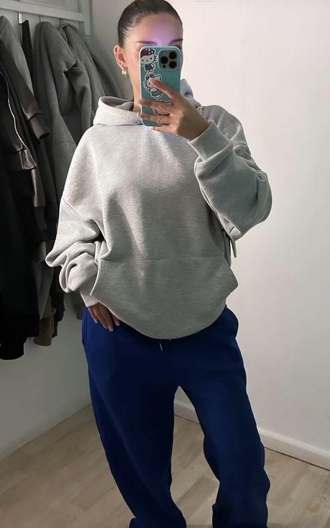 Sweater With Sweatpants Outfit, Blue Sweatsuit Outfit, Blue Sweats Outfit, Outfits With Blue Sweatpants, Navy Sweatpants Outfit, Sweat Pants Outfit Winter, Light Blue Pants Outfit, Girl Jeans Outfit, Blue Sweatpants Outfit