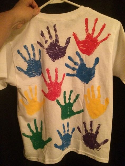 Holi T Shirt Painting, Kindy Graduation, Diy Tee Shirt, Handprint Shirt, Decorating Shirts, Handprint Painting, Hand Printed Shirt, Paint Shirt, Halloween Crafts Preschool