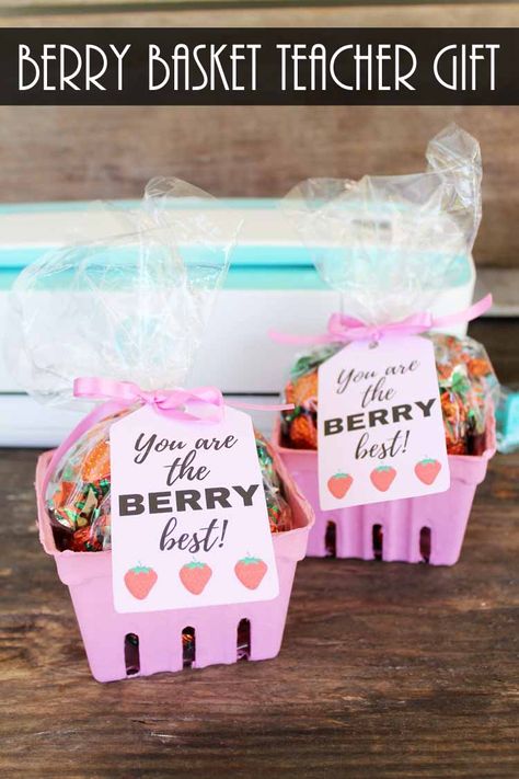 'The Berry Best!' (First Day Of School Teacher Gift) Cheap Teacher Appreciation Gifts, Inexpensive Teacher Appreciation Gifts, Cheesy Gifts, Cheap Teacher Gifts, Appreciation Gifts Diy, Berry Basket, Teacher Appreciation Gifts Diy, Teachers Diy, Berry Baskets