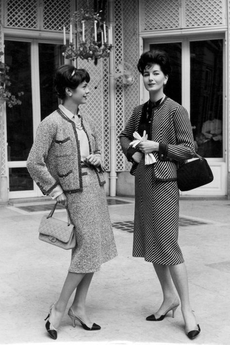 During the 1950s, Chanel introduced her iconic tweed suit. While the look was still feminine, it provided a looser fit for women to carry out their daily activities more comfortably and liberally. Christian Dior New Look, Dior New Look, Moda Chanel, Chanel Suit, Mode Chanel, Fifties Fashion, Jersey Boys, Berlin Fashion, French Fashion Designers