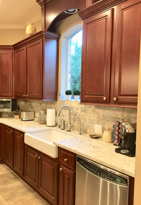 Cherry Kitchen Tumbled Travertine Backsplash with Maestro Quartz Kitchen Tiles Backsplash Cherry Cabinets, Quartz Countertops With Mahogany Cabinets, Quartz Kitchen Countertops Brown Cabinets, Counters With Cherry Cabinets, Back Splash Ideas For Kitchen With Dark Cherry Wood Cabinets, Brown Cubbards Kitchen, Cherry Cabinet Kitchen Ideas, Cherry Cabinets With Quartz Countertops, Cherry Cabinets Quartz Countertops