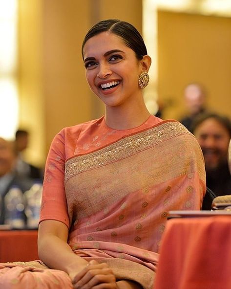 Deepika Padukone Deepika Padukone Saree, Latest Silk Sarees, Saree Blouse Styles, Blouse Designs High Neck, Deepika Padukone Style, Saree Blouse Neck Designs, Mode Hippie, Indian Saree Blouses Designs, Silk Saree Blouse Designs