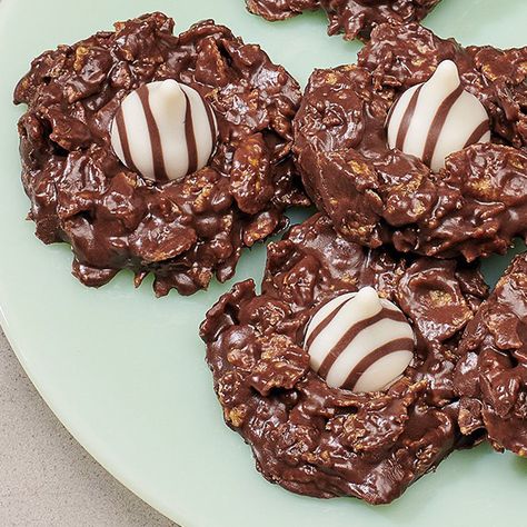 No baking necessary for these delicious holiday thumbprint cookies. Just HERSHEY’S HUGS Candy and a few other ingredients for a quick chocolate treat. Peanut Butter Blossoms Recipe, Peanut Butter Blossom, Easy Party Desserts, Peanut Butter Blossom Cookies, No Bake Peanut Butter, Blossom Cookies, Holiday Cookie Exchange, Peanut Butter Blossoms, Cereal Treats