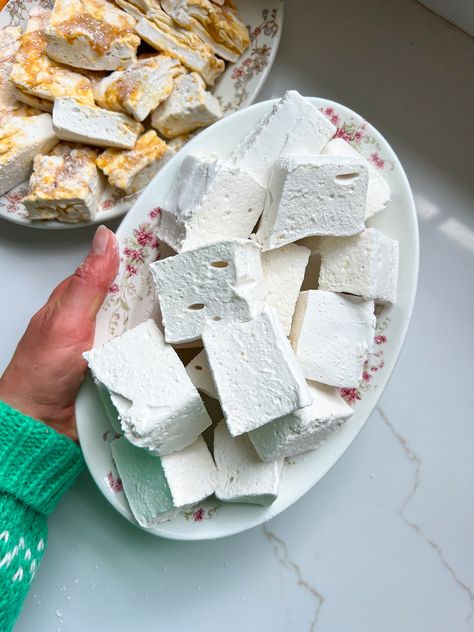 Homemade Marshmallow Recipe (NO Corn Syrup) Make Your Own Marshmallows, Marshmallow Without Corn Syrup, Homage Marshmallows, No Corn Syrup Marshmallows, Fluffy Marshmallow Recipe, Healthy Homemade Marshmallows, Christmas Marshmallow Recipe, Flavored Marshmallow Recipe, Home Made Marshmallows Recipe