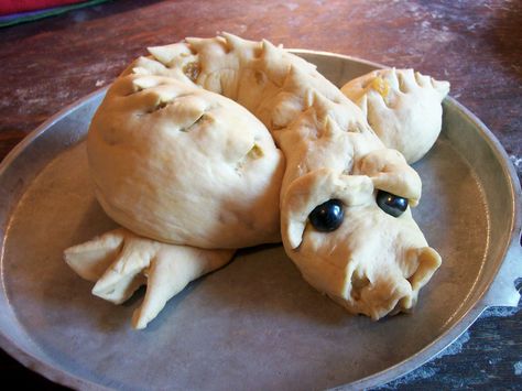 cypress space: Michaelmas baking....Dragon Bread! Michaelmas Crafts, Dragon Bread, Medieval Food, Medieval Recipes, Waldorf Homeschool, Waldorf Crafts, Bread Shaping, Bread Art, Waldorf Education