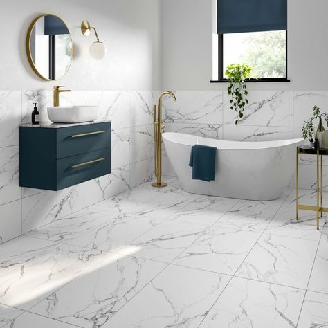 Blue Bathroom Ideas Decoration, Blue Bathroom Inspiration, Blue And White Bathroom Ideas, Ensuite Bathroom Layout, White Bathroom Inspiration, White Marble Tile Bathroom, Blue Bathroom Paint, Blue And White Bathroom, Blue Bathroom Walls