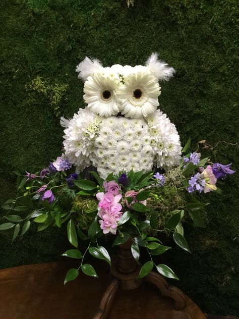 #tribute owl,#sympathy flowers#funeral#flowers white and purple Animal Flower Arrangements, Dekoratívne Vence, Gravesite Decorations, Large Flower Arrangements, Unique Flower Arrangements, Flower Bouquet Diy, Creative Flower Arrangements, Memorial Flowers, Flower Arrangements Simple