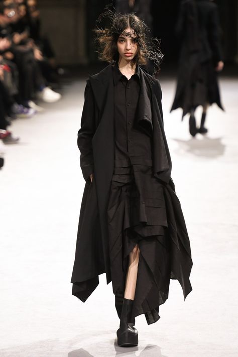 Yohji Yamamoto RTW Fall 2023 [PHOTOS] Yohji Yamamoto 80s, Yoji Yamamoto, Japanese Fashion Designers, Dress Layer, Plain Outfits, Archive Fashion, Layered Fashion, March 2023, Fashion Project