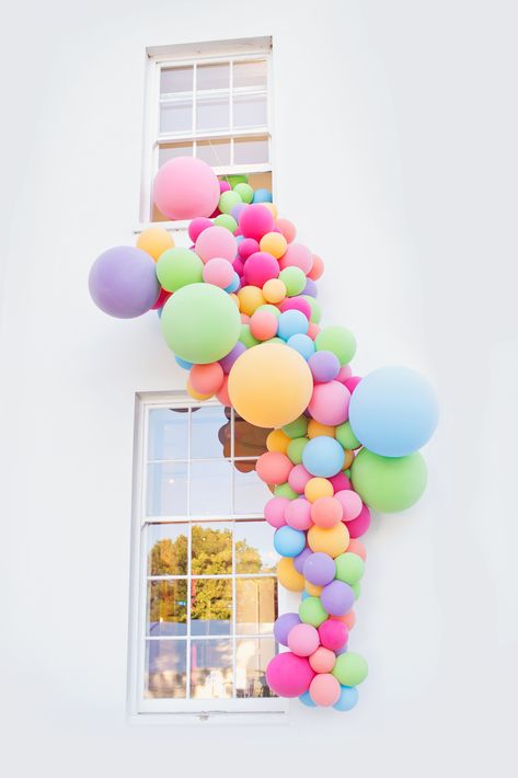 Gallery - Balloon Clouds - Bubblegum Balloons Blog Balloon Centerpiece, Balloon Clouds, Bubblegum Balloons, Balloon Display, Balloon Installation, Balloon Arrangements, Rainbow Balloons, Colorful Birthday, Balloon Backdrop