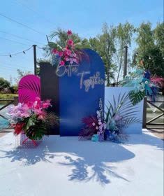 Reception Design Wedding, Backdrop Design Wedding, Modern Altar, 17th Birthday Party Ideas, Tropical Florals, Wedding Reception Design, Wedding Reception Ideas, Wedding Backdrop Design, Birthday Balloon Decorations