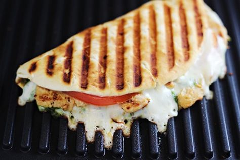 Grilled Chicken Flatbread Sandwich, Chicken Pesto Flatbread, Pesto Flatbread, Flatbread Sandwiches, Food Sandwiches, Sandwiches Recipes, Chicken Flatbread, Healthy Sandwich Recipes, Panini Sandwiches