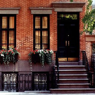 Usually not a fan of exterior brick, but really like the contrast of the reddish/orange brick and the black door and windows Transitional Home Exterior, Orange Brick Houses, Orange Brick, Black Front Doors, Red Brick House, Brick Exterior House, Transitional House, Row House, Interior Modern