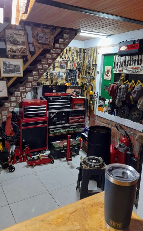 Cluttered Garage, Diy Projects Garage, Man Cave Living Room, Garage Workshop Layout, Basement Workshop, Workshop Layout, Mechanical Workshop, Cast Iron Doorstop, Cool Garages