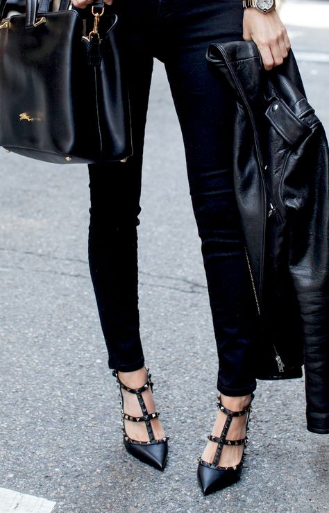 TRAVEL BAG | Krystal Schlegel Valentino Rockstud Pumps, Valentino Heels, Jeans With Heels, Designer High Heels, Valentino Rockstud, Valentino Shoes, Style Noir, Designer Heels, Mode Inspiration