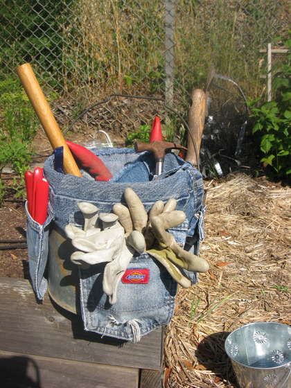 Perfect for gardening season coming up.  Upcycled jeans for garden tool organization. This would also work great for my horse grooming stuff. Diy Jeans Refashion, Yard Tool Storage Ideas, Repurpose Old Jeans, Tool Bucket, Garden Tool Organization, Diy Jeans, Garden Tool Storage, Recycled Jeans, Recycle Jeans