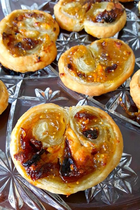 Blue Cheese, Fig, and Caramelized Onion Palmiers – A Kitchen Hoor's Adventures Canapes Gourmet, Appetizers Fancy, Pastry Appetizer, Puff Pastries, Fancy Appetizers, Fig Recipes, Appetizer Bites, Caramelized Onion, Party Appetizers