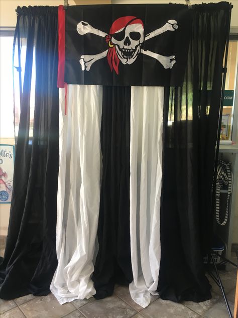 Treasure your Teacher! Pirate themed teacher appreciation week! Pirate School Theme, Pirates School Theme, Pep Rally Themes, Pirate Decorations, Halloween Pirates, Pirate Halloween Party, Reading Night, Red Raider, Pirate Decor