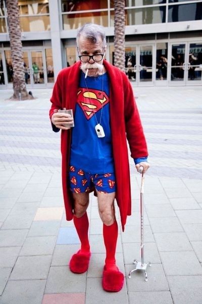 Superman is getting older. Old Superman, Funny Christmas Costumes, Humour Geek, Diy Christmas Sweater, Diy Kostüm, Growing Older, Pictures Of The Week, Advanced Style, Golden Years