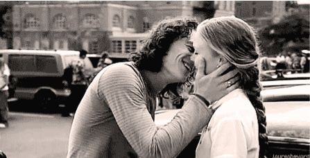 Heath Ledger and Julia Stiles portray the characters of Patrick Verona and Kat Stratford respectively in the movie "10 Things I Hate About You"....... Romantic Couple Quotes, Julia Stiles, Public Display Of Affection, I Love Cinema, Heath Ledger, Dirty Dancing, Film Serie, Pulp Fiction, Movie Scenes