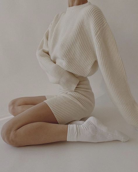 Loungewear Photoshoot Ideas, Home Look Outfit, Lounge Wear Photoshoot, Loungewear Photoshoot, Cozy Home Outfit, Home Style Outfit, Loungewear Aesthetic, Beige Sweatshirt, Instagram Baddie