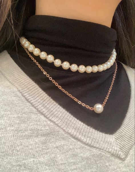 Pearl Necklace Turtleneck, Neck Assesories Aesthetic, Perl Neckles Outfit, Pearl Asethic, Gray Pants Outfit Aesthetic, Pearl Necklace Aesthetic Outfit, Pearl Outfit Classy, Outfits With Pearl Necklace Casual, Pearls Necklace Outfit Casual