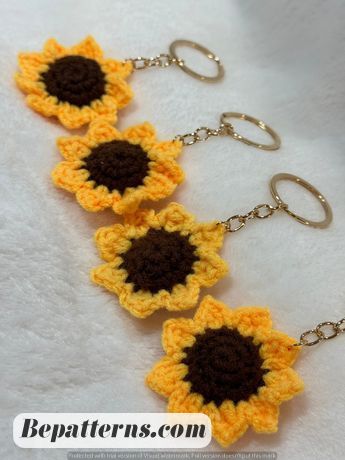 Crochet Key Ring, Diy Keychain Wallet, Crochet Flower Keychain, Light Yellow Flowers, Purse Tassels, Crochet Hand Warmers, Amigurumi Keychain, Sunflower Crochet, Key Purse