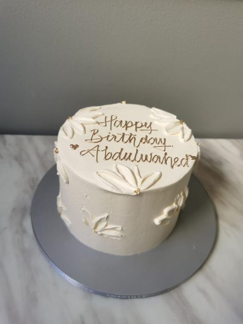 Elegant buttercream birthday cake Beige Birthday Cake, White And Gold Birthday Cake, White And Gold Birthday, Beige Birthday, Buttercream Birthday Cake, Gold Birthday Cake, Simple Birthday Cake, Gold Cake, Gold Birthday